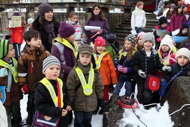 Auch die Kindergarten-Kinder singen kräftig mit.