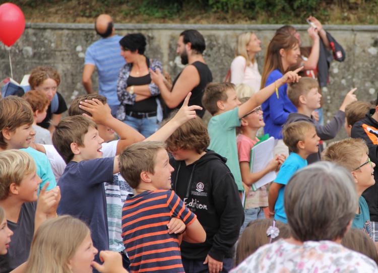 Gebannt schauen ihnen die Kinder hinterher.