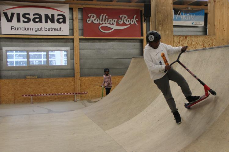 Tricks erproben auf der Rampe