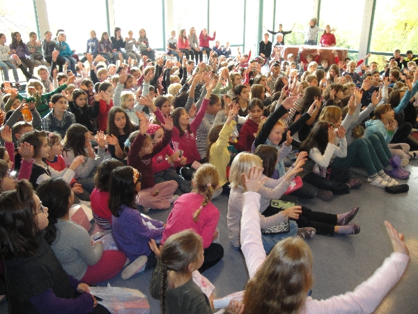 Schüler singen das Friedenslied