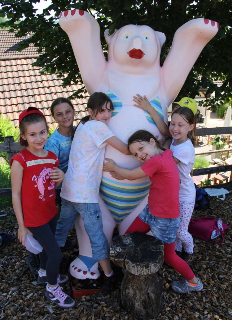 Gruppenfoto mit dem Spielplatz-Bikini-Bären.
