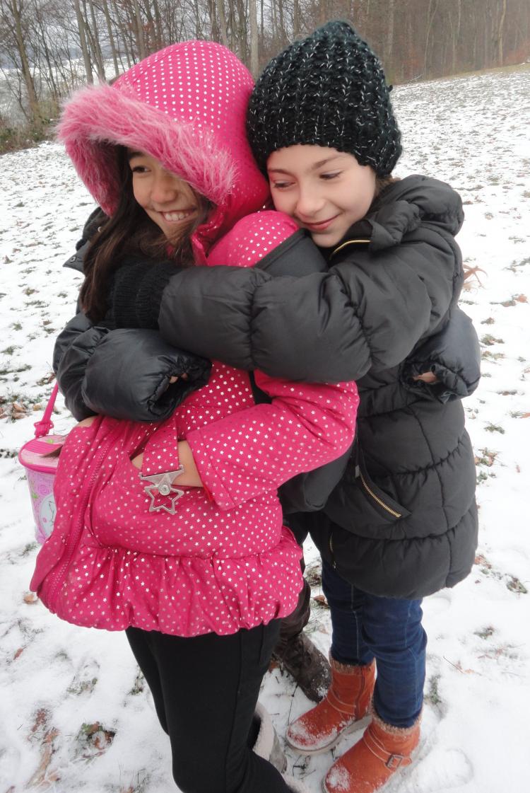 Die Kälte bringt diese Schülerinnen näher zusammen.