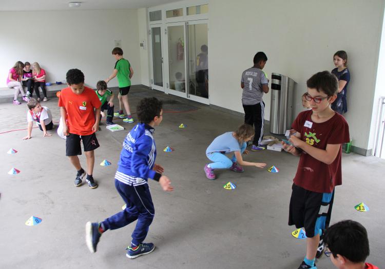 Der Brain-Lauf mit Köpfchen vor der Turnhalle.