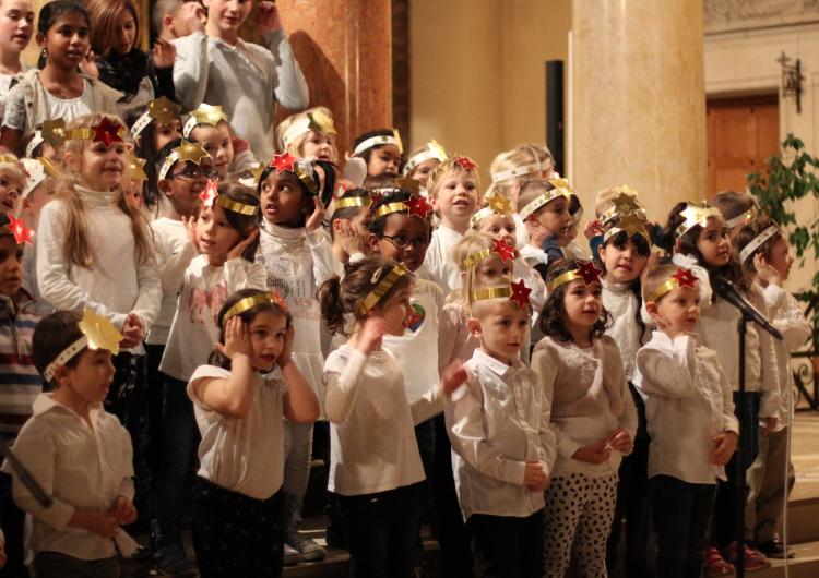 Kindergarten-Kinder singen