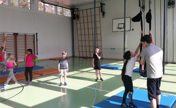 Akrobatik in der Turnhalle unter der Leitung von Dominik Beriger. (www.turnasium.ch)