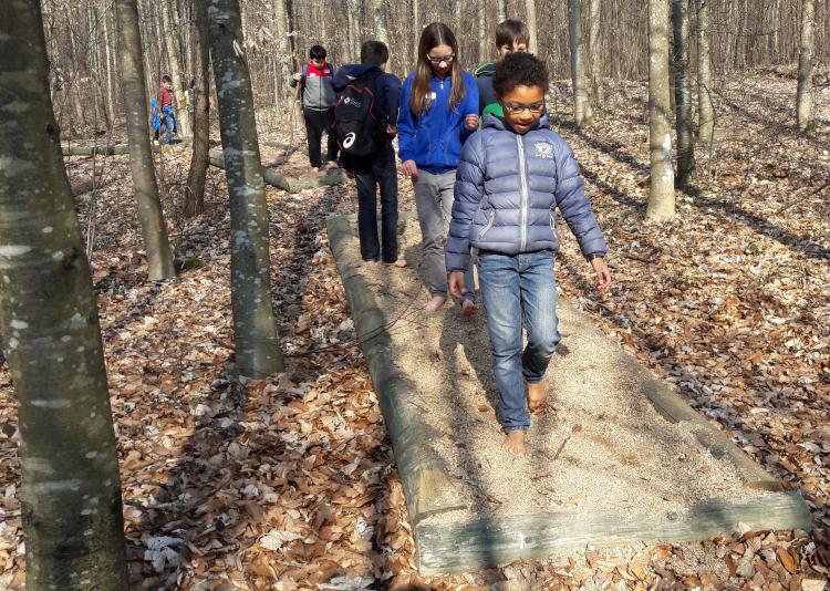 Hier spazierten die Kinder, zum Teil barfuss, auf der sogenannten.Fühlstrasse