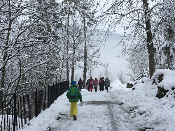 Kinder spazieren im Schnee