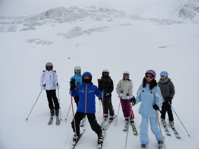 Caroline, Mara, Luc, Antonia, Frederica, Chiara und Annouk im Schneetreiben.
