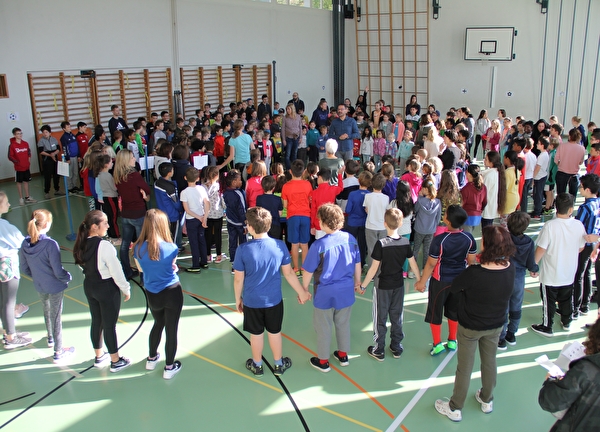 Kinder in grossen Kreisen in der Turnhalle