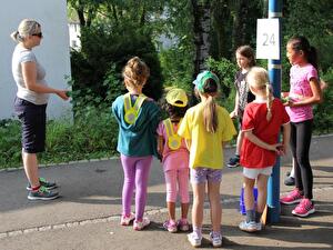 Erst erklären die Lehrerinnen und Lehrer die Posten.