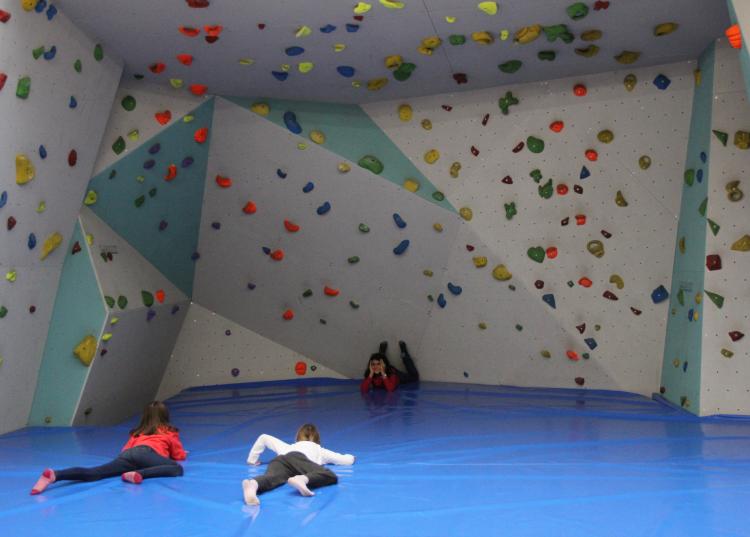 Die Kletterwand, beziehungsweise die Matte darunter, kann man auf verschiedene Arten nutzen.