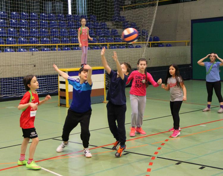 Das Kind auf dem Schwedenkasten ist der 'Korb' beim Korbball.