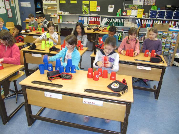 Speed Stacking - Becher stapeln, so schnell es geht.