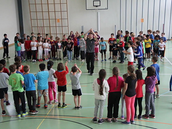 Kinder-Besammlung in der Turnhalle