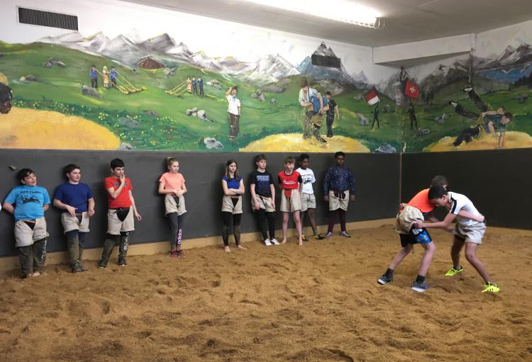 Am Dienstagnachmittag waren wir mit der Klasse schwingen. 
Am Anfang spielten wir Sitzball, danach wärmten wir uns auf.
Gregor zeigte uns an Beat denn ersten Schwung vor. Der Schwung heisst kurz!
Danach probierten alle den Schwung aus. Er war nicht so leicht. Beim ersten Mal fiel Emma Livia aufs Bein und sie hatte danach sehr feste Schmerzen im Bein. Dies tut Emma heute noch leid! Danach schwangen wir aber noch mit anderen Partnern. Später führten wir noch einen Schwingerwettkampf durch. Und zum Schluss machten wir noch ein Spiel. 

Emma
