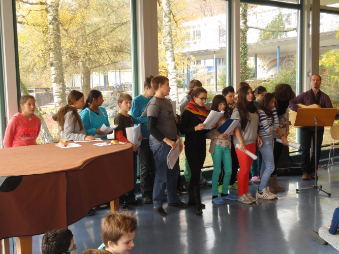 Die Klasse 6b singt mit viel Enthusiasmus das Lied 'We are the world'.