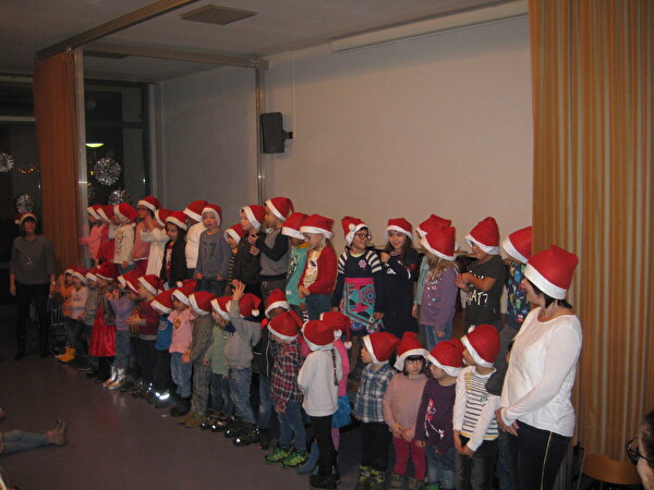 Kindergarten-Kinder singen