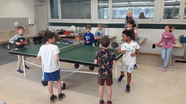 Tischtennis spielen oder Pfeile werfen in den Werken-Räumen