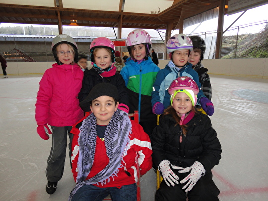 Gruppenfoto auf der Schlittschuhbahn