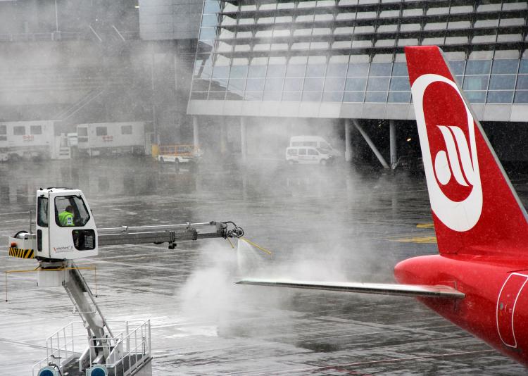 Ein Flugzeug wird enteist.