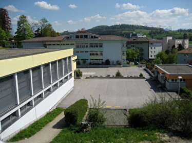Ansicht gegen Süden: Schulhaus, Turnhalle und Logopädie-Ambulatorium