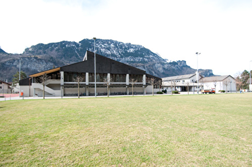Dieses Bild zeigt das Hallenbad und die Turnhalle Pfrundmatte.