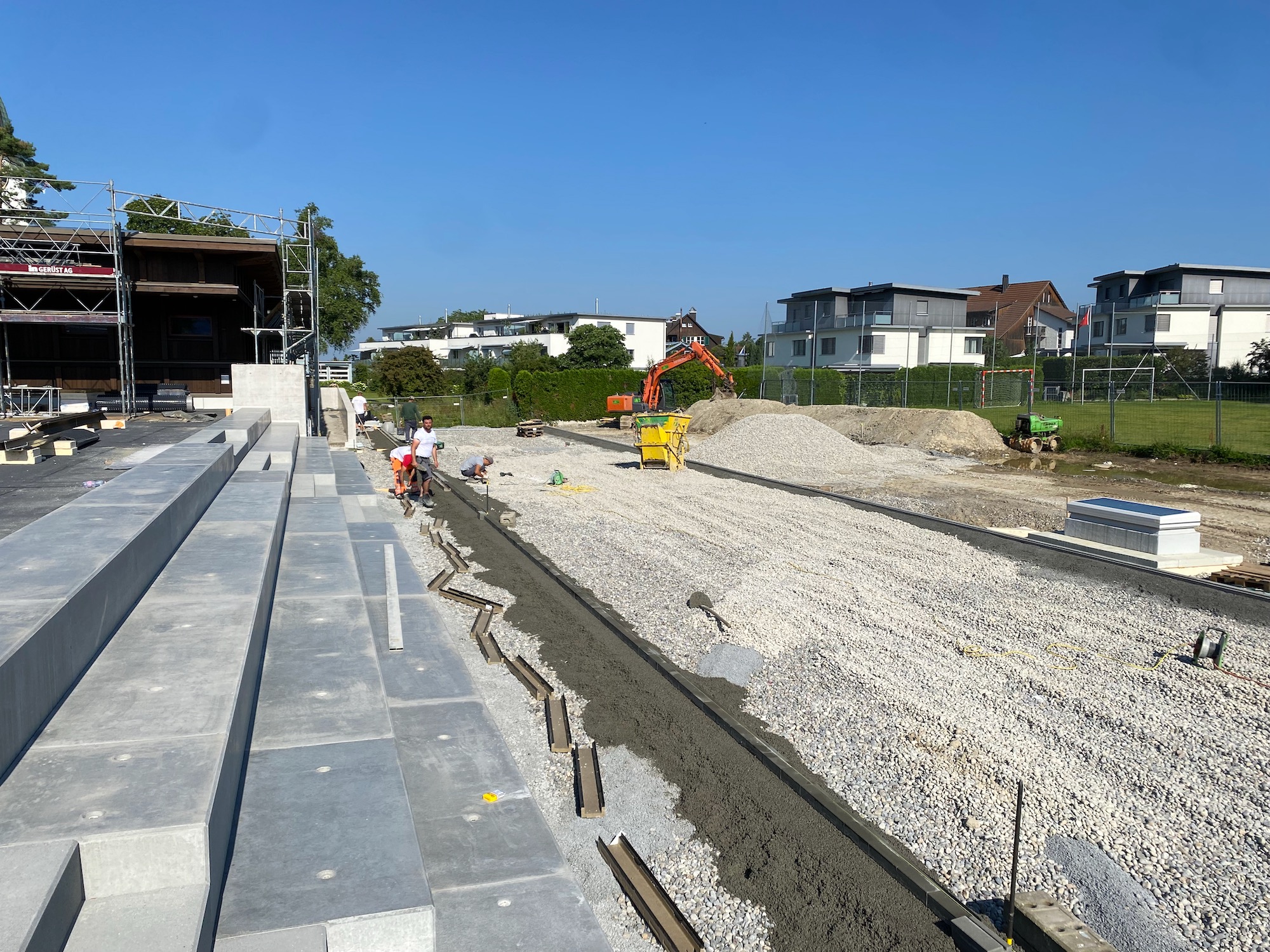 Aussentreppe/Tribüne ist fertiggestellt.