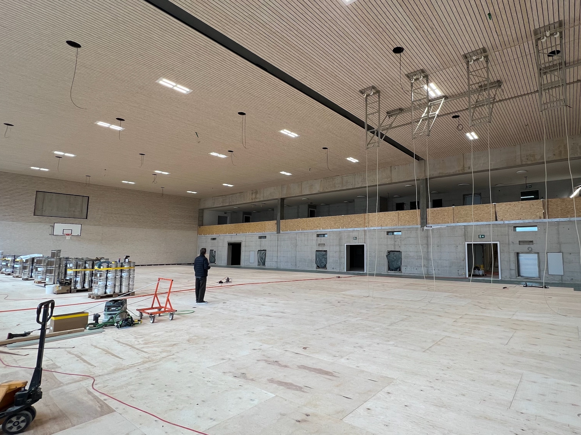 In der Sporthalle werden die Geräte montiert