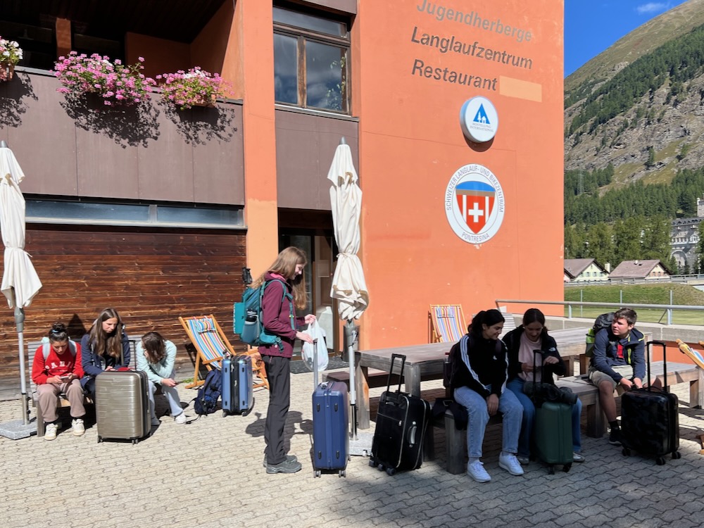 Vor der Jugi Pontresina