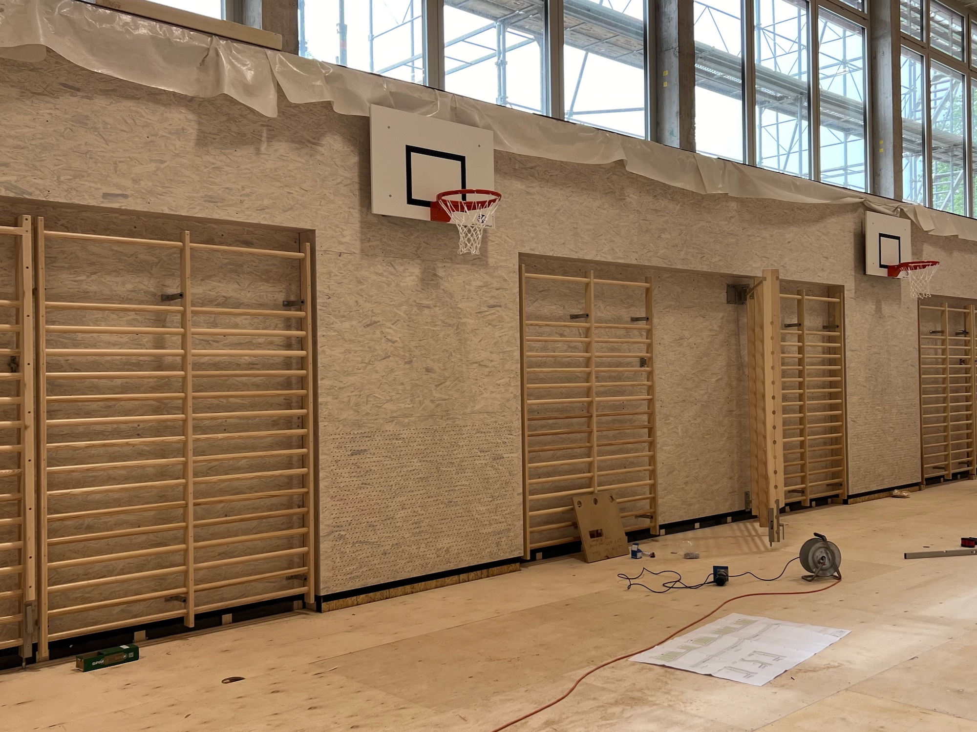In der Sporthalle werden die Geräte montiert
