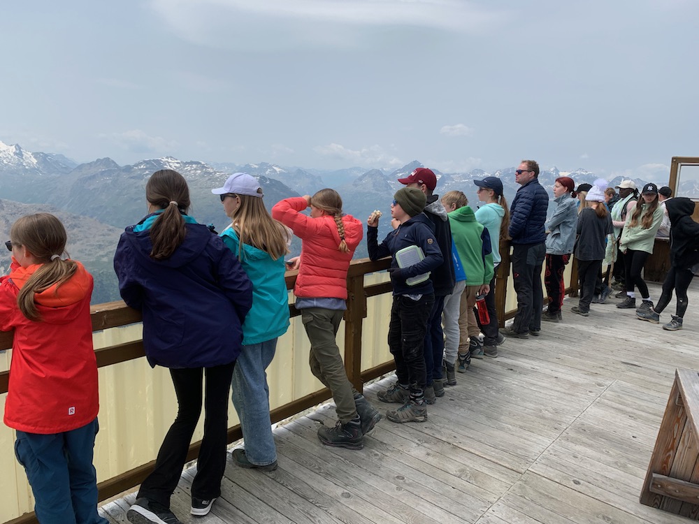 Aussichtsterrasse der Georgy Hütte mit Blick Richtung Palü