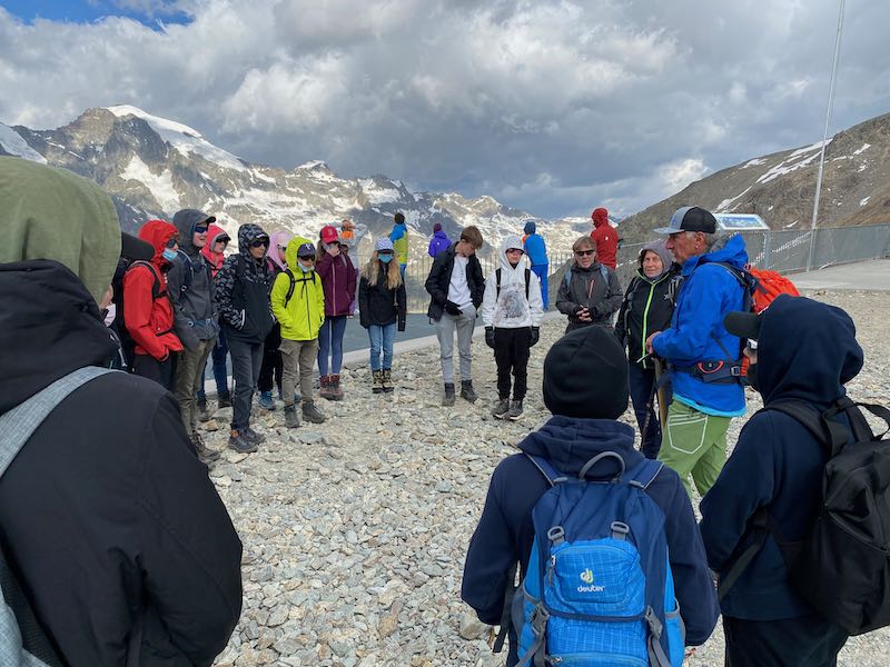 Der Bergführer gibt uns Infos zur Gletscherwanderung