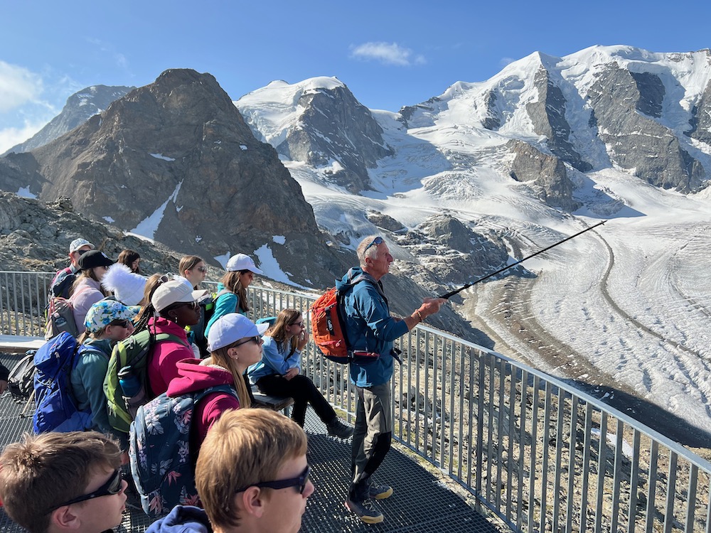 Unser Bergführer Hans Gantenbein erklärt uns die Gletscherwelt