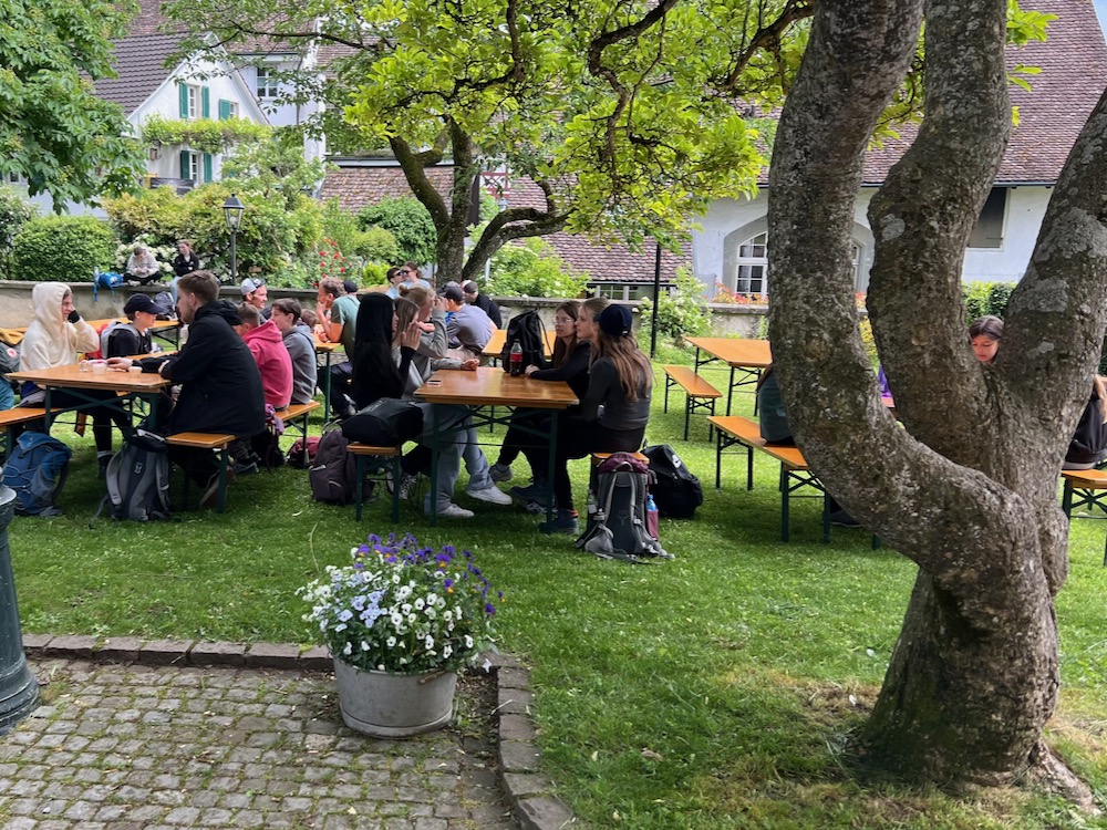 Glace als Belohnung beim Schloss Grüningen