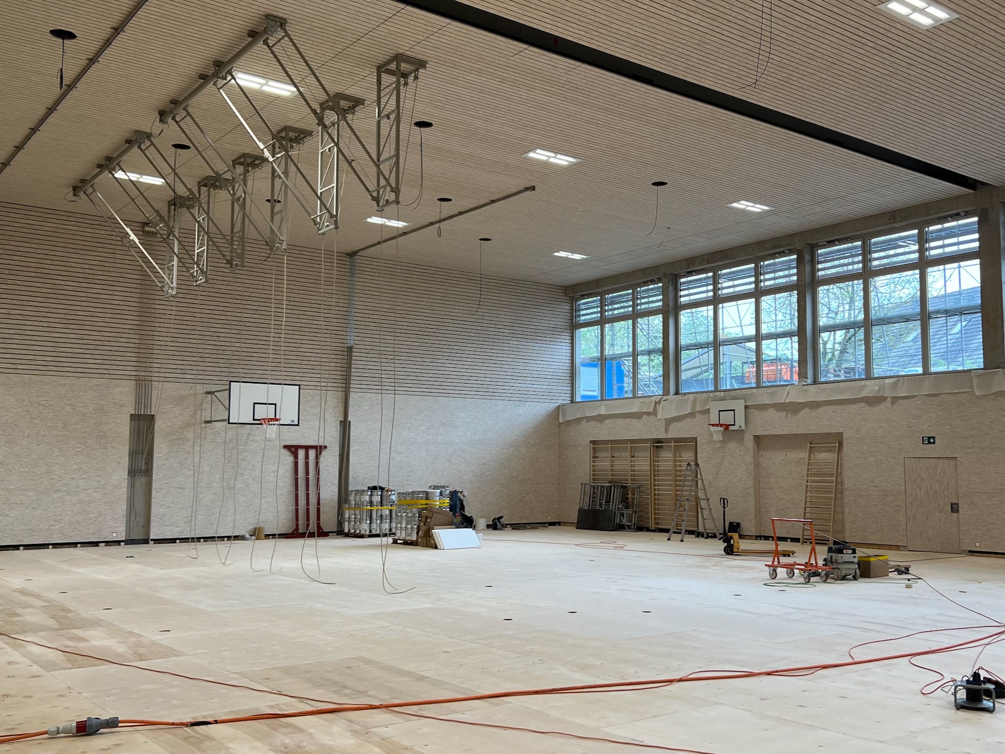 In der Sporthalle werden die Geräte montiert