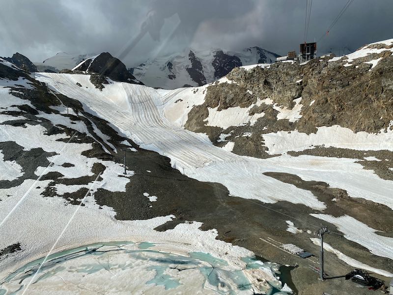 Früher konnte man hier im Sommer Skifahren, heute muss der kleine Gletscher abgedeckt werden.