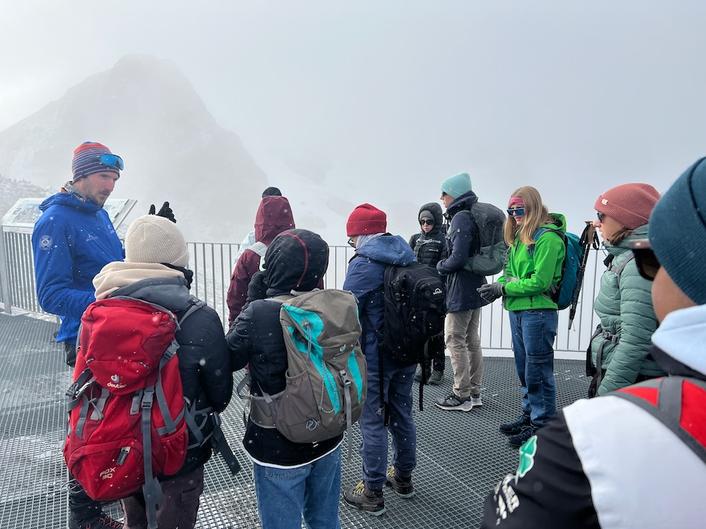 Unser Bergführer Lukas erklärt uns die Wanderung