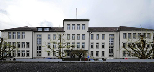 Frontalansicht Schulhaus Kreuzfeld 4