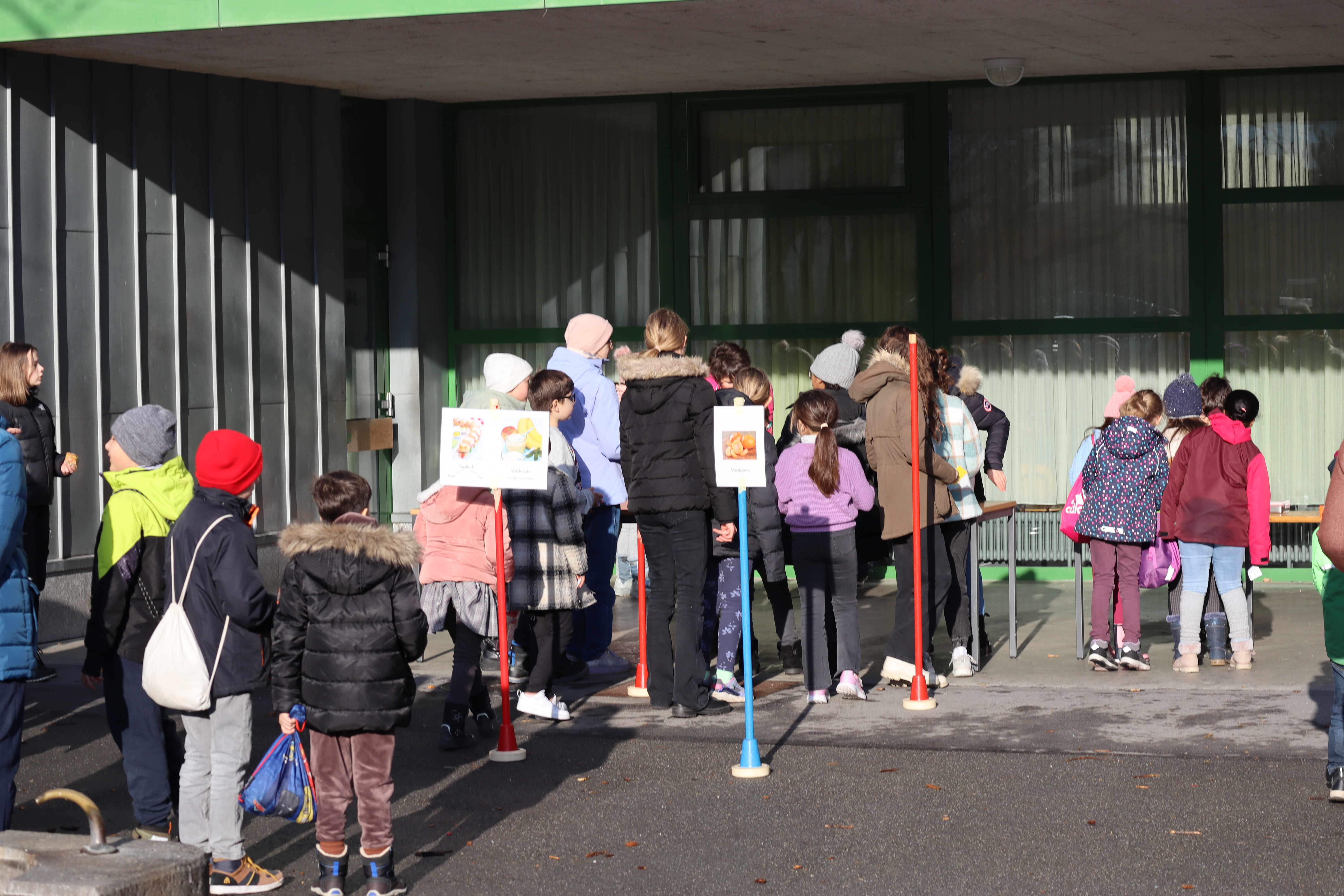 Erster Pausenkiosk für die Schülerinnen und Schüler und für die Kindergärten der Schuleinheit Barblan