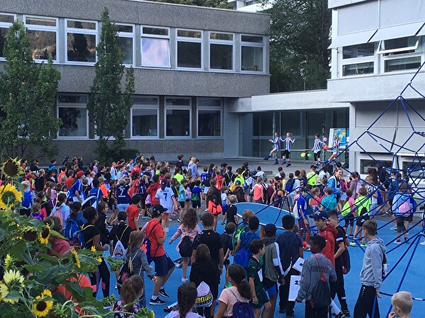 Eröffnung des Sporttages im Innenhof