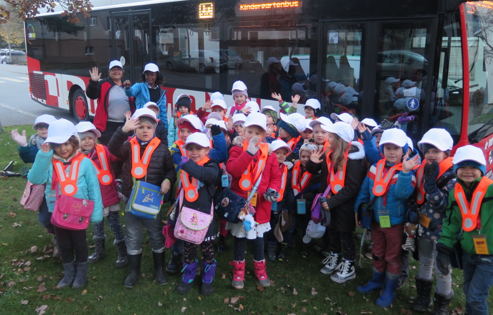 viele Kinder vor dem Kindergartenbus