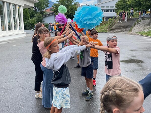 Schülerinnen und Schüler stehen Spalier