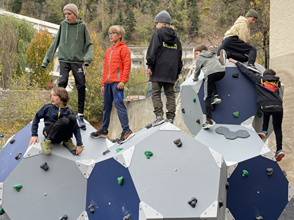 Kinder auf dem Boulderwürfel