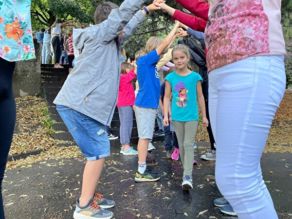 Die Schülerinnen und Schüler machen für die neuen 1. KlässlerInnen einen Torbogen und heissen sie so herzlich im Montalin willkommen