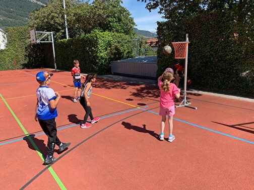 Kinder beim Korbball