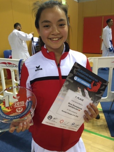 Shomshanok Benz vom Karatecenter Rapperswil  gewann in Luxenburg die Goldmedaille und ihren ersten grossen internationalen Titel.
Die Europa Meisterschaften im Wado Ryu Karatestil fanden in Luxemburg statt. Die Schweiz belegte in der Nationenwertung den guten dritten Rang. In der Einzelwertung schaffte es die St. Gallerin Shomshanok Benz aus dem Rapperswiler Krone-Team Kempraten in der Kategorie bis 50 Kilogramm ganz nach oben.
Den ersten Kampf gewann sie gegen eine Belgierin, in der zweiten Begegnung schaltete sie mit einem überlegenen 9:0 eine Ungarin aus, das Halbfinale entschied Shomshanok gegen eine Holländerin für sich.
Prickelnd spannend gestaltete sich die finale Begegnung gegen die einheimische Luana Gengler. Die reguläre Kampfzeit endete mit dem ausgeglichenen Punktestand von 2:2. Mit 3:2 Schiedsrichterstimmen wurde Shomshanok schliesslich zur Siegerin gekürt.
