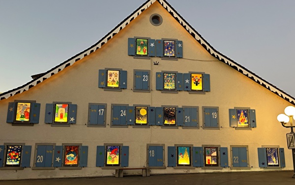 Adventsfenster im Neuhof