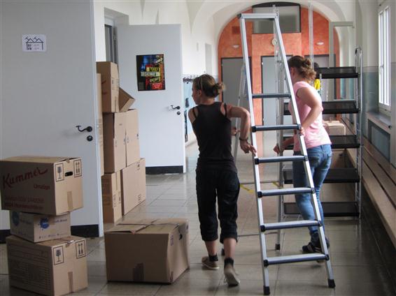 REOS: Zügeln ins Schulhaus Kreuzstrasse. Alle betroffenen Schüler und Schülerinnen packen mit an!
