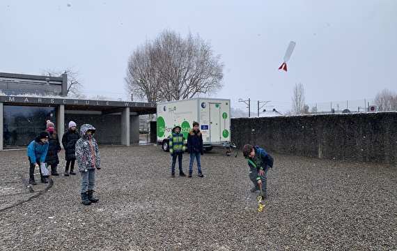 Die Kinder experimentieren