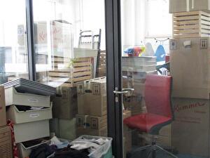 REOS: Zügeln ins Schulhaus Kreuzstrasse. Die Kisten stehen bereit.